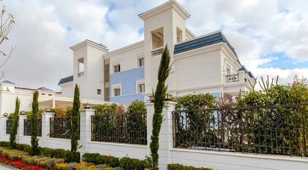 A 4 Bedroom Townhouse in The Greens by Mountain View