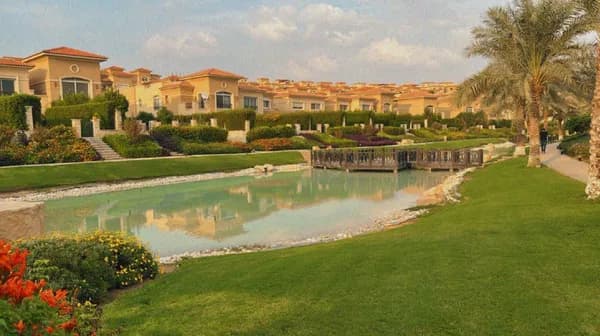 A 3 Bedroom Apartment in Stone Park by PRE Group