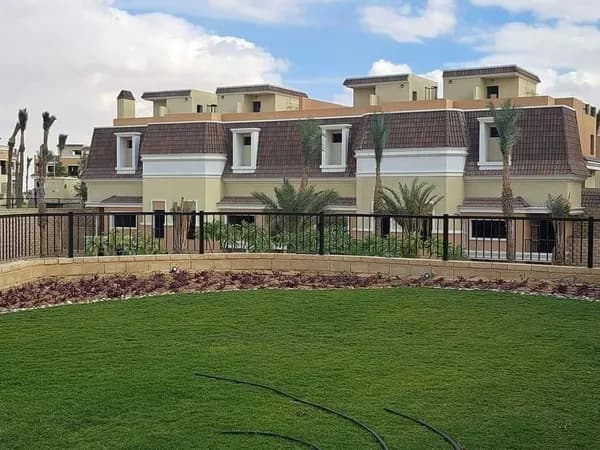 A 5 Bedroom Townhouse in Rai Valleys by Madinet Masr